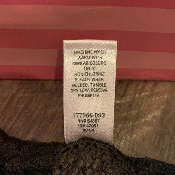 GLAMOROUS BRAND NEW black lace garter belt. Victoria’s Secret. Size Medium. - Picture 5 of 5